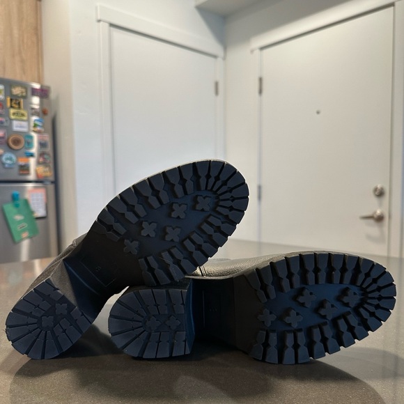 women’s black faux leather boots - Picture 2 of 4